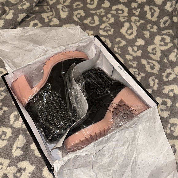 Dolce Vita Caster H2O Booties Leather New 💯 Waterproof - Picture 17 of 17